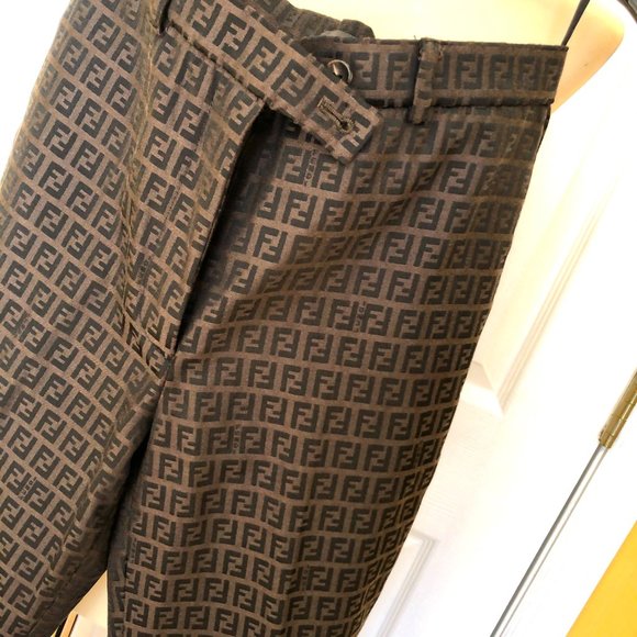 FENDI Logo Paints (Women) - Picture 12 of 16